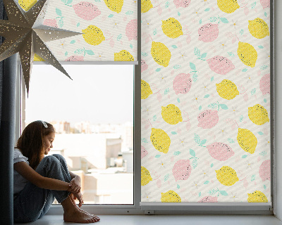 Store fenêtre intérieur avec citrons roses et jaunes