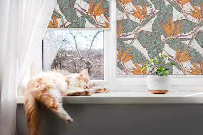 Store fenêtre intérieur avec fleurs et feuilles