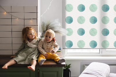 Store occultant fenetre avec des points turquoise sur fond blanc
