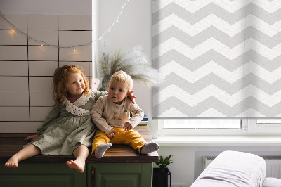 Store fenêtre intérieur avec motifs zigzags gris