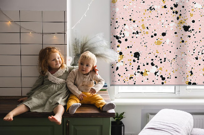 Store fenêtre intérieur taches de peinture sur fond rose