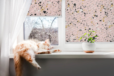 Store fenêtre intérieur taches de peinture sur fond rose