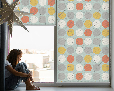 Store fenêtre intérieur avec des points reliés par des lignes sur des cercles