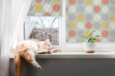 Store fenêtre intérieur avec des points reliés par des lignes sur des cercles