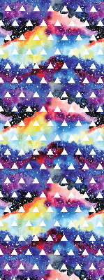 Store fenêtre intérieur avec des triangles blancs sur fond coloré