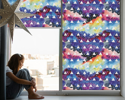 Store fenêtre intérieur avec des triangles blancs sur fond coloré