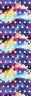 Store fenêtre intérieur avec des triangles blancs sur fond coloré