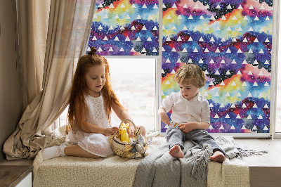 Store fenêtre intérieur avec des triangles blancs sur fond coloré