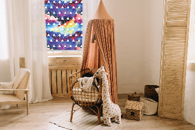 Store fenêtre intérieur avec des triangles blancs sur fond coloré