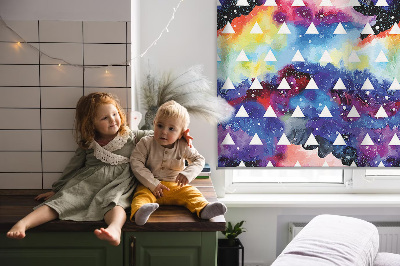 Store fenêtre intérieur avec des triangles blancs sur fond coloré