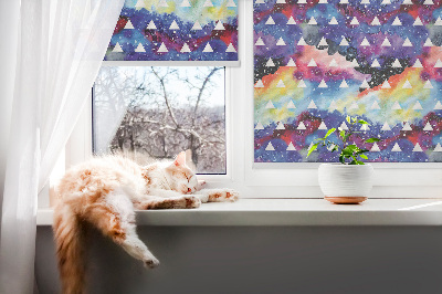 Store fenêtre intérieur avec des triangles blancs sur fond coloré