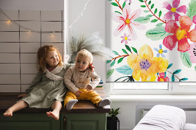 Store fenêtre intérieur avec fleurs peintes