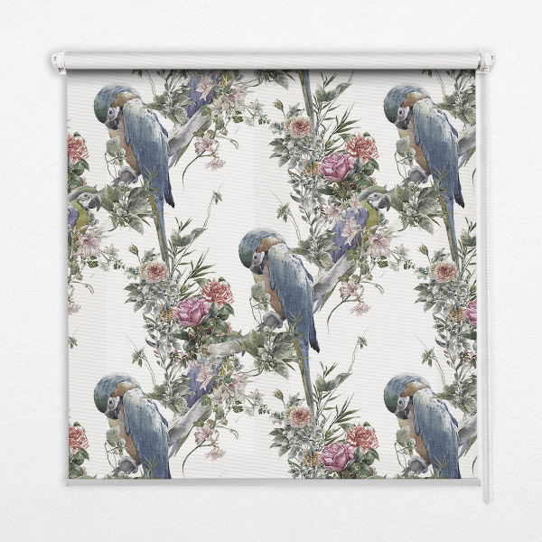 Store fenêtre intérieur avec des perroquets sur des fleurs