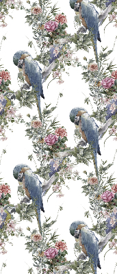 Store fenêtre intérieur avec des perroquets sur des fleurs