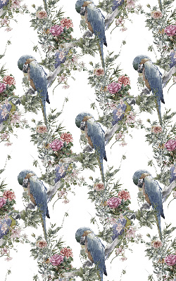 Store fenêtre intérieur avec des perroquets sur des fleurs