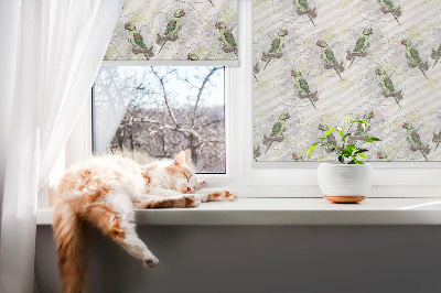 Store fenêtre intérieur avec motif perroquets sur une branche