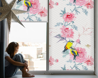 Store occultant fenêtre avec motif d'oiseaux sur des fleurs