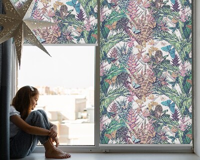 Store occultant fenêtre avec motif de papillons sur les fleurs