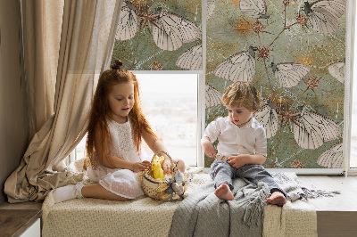 Store fenêtre intérieur avec motif de papillons dans la prairie