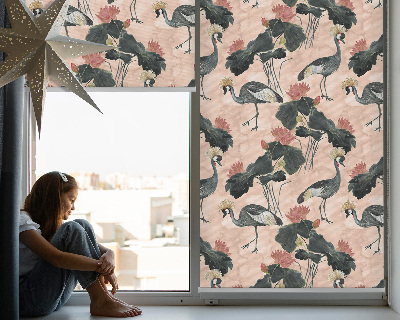 Store fenêtre intérieur avec un héron sur fond rose