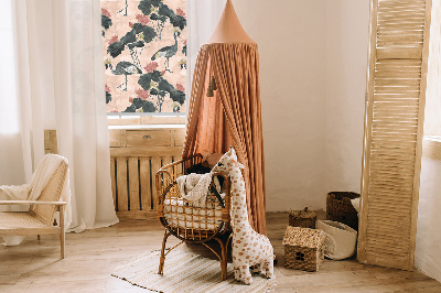 Store fenêtre intérieur avec un héron sur fond rose