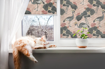 Store fenêtre intérieur avec un héron sur fond rose