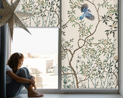Store fenêtre intérieur avec motif d'oiseaux sur un arbre