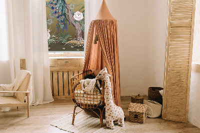 Store fenêtre intérieur sur un paon perché sur un arbre