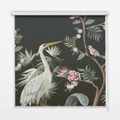Store enrouleur occultant avec motif oiseaux près de l'arbre