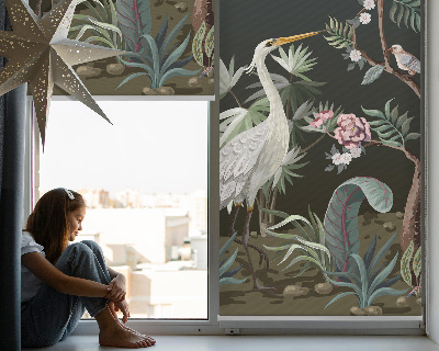 Store enrouleur occultant avec motif oiseaux près de l'arbre