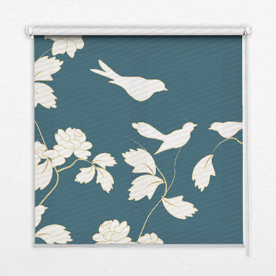 Store occultant fenêtre avec oiseaux blancs sur des fleurs blanches