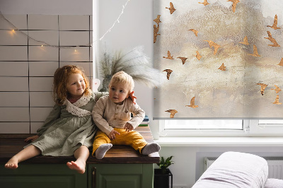 Store fenêtre intérieur avec un groupe d'oiseaux