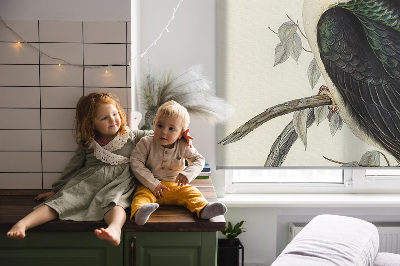 Store fenêtre intérieur avec oiseaux sur une branche