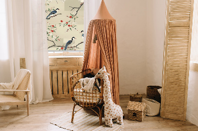 Store enrouleur occultant avec motif d'oiseaux sur un arbre