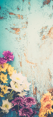 Store fenêtre intérieur avec des fleurs sur fond bleu