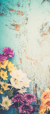 Store fenêtre intérieur avec des fleurs sur fond bleu