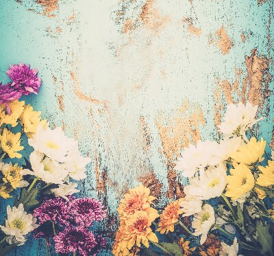 Store fenêtre intérieur avec des fleurs sur fond bleu