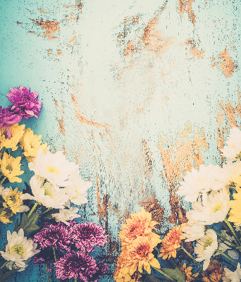 Store fenêtre intérieur avec des fleurs sur fond bleu