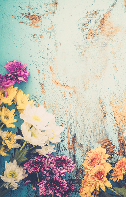 Store fenêtre intérieur avec des fleurs sur fond bleu