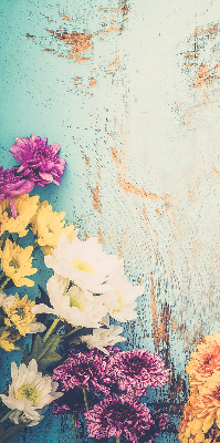 Store fenêtre intérieur avec des fleurs sur fond bleu