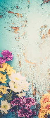 Store fenêtre intérieur avec des fleurs sur fond bleu