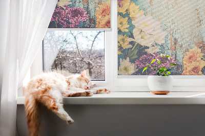 Store fenêtre intérieur avec des fleurs sur fond bleu