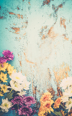 Store fenêtre intérieur avec des fleurs sur fond bleu