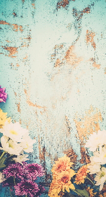 Store fenêtre intérieur avec des fleurs sur fond bleu