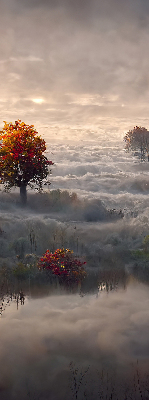 Store fenêtre intérieur avec motif d’arbres dans le brouillard