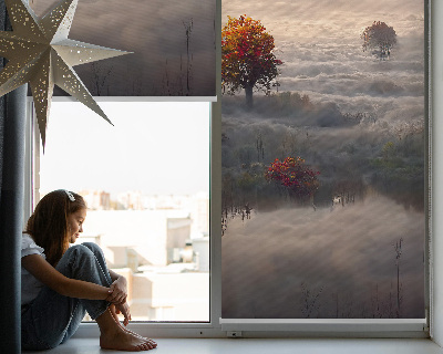 Store fenêtre intérieur avec motif d’arbres dans le brouillard