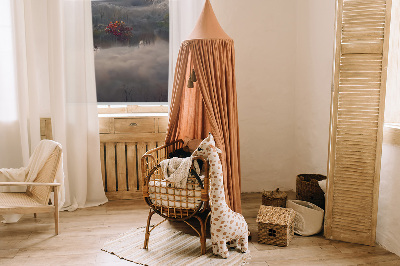 Store fenêtre intérieur avec motif d’arbres dans le brouillard