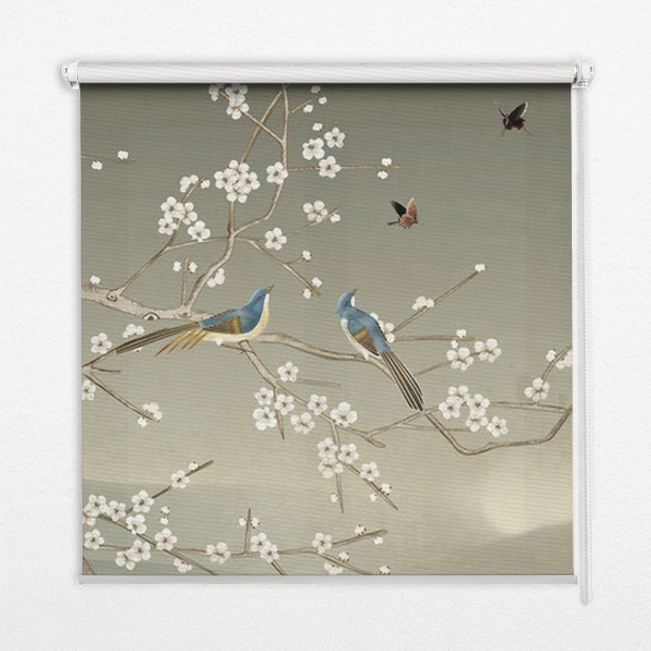 Store occultant fenêtre avec motif d’oiseaux posés sur une branche