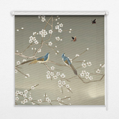 Store occultant fenêtre avec motif d’oiseaux posés sur une branche