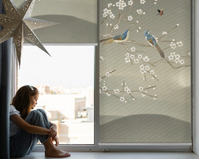 Store occultant fenêtre avec motif d’oiseaux posés sur une branche